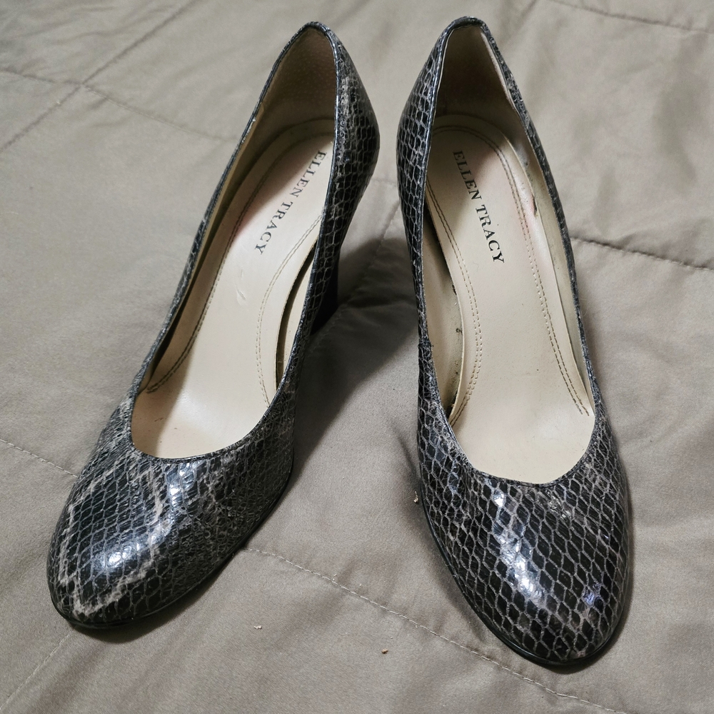 Ellen Tracy Women's Black Snakeskin Pumps